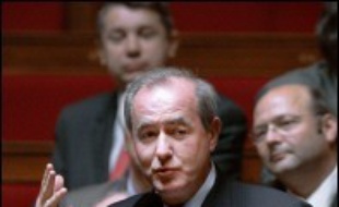 Jacques Chirac a montré dimanche en présentant ses voeux aux Français qu'il avait "l'intention de peser dans le débat" électoral, entre Ségolène Royal et Nicolas Sarkozy, a déclaré lundi Maurice Leroy, député UDF de Loir et Cher, l'un des bras droits de François Bayrou.