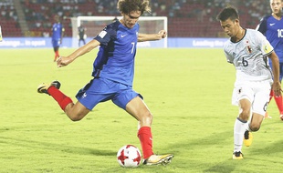 Yacine Adli sous le maillot de l'équipe de France.