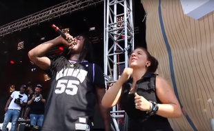 Lors d’un concert de Waka Flocka Flame, une interprète chargée de retranscrire le show en langage des signes a séduit le public avec sa danse et son sens du rythme…