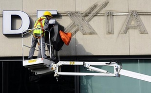 Dexia a fait mercredi un grand pas vers l'achèvement de son démantèlement en retenant trois finalistes pour la cession de sa filiale de gestion d'actifs et en revoyant sa gouvernance, avec le départ du président de son conseil d'administration.
