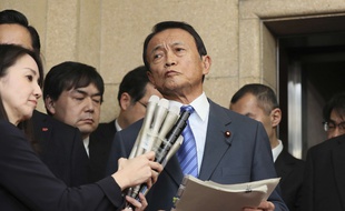 Le ministre des Finances japonais Taro Aso parle aux journalistes, à Tokyo le 12 mars 2018.