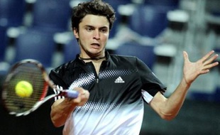 Le duel 100% français entre Jo-Wilfried Tsonga, tête de série N.10, et Gilles Simon au 1er tour du Masters Series sur terre battue de Rome a tourné à l'avantage du second, vainqueur 6-2, 4-6, 7-6 (8/6) après 2h19 d'une rencontre très disputée mardi soir.