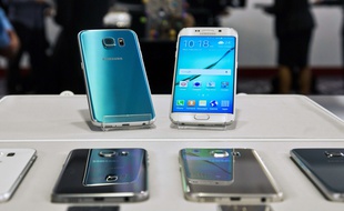 Les Galaxy S6 (gauche) et S6 Edge (droite) seront lancés le 10 avril dans 20 pays.