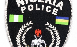 Des membres de la mystérieuse secte Ombatse ont tendu une embuscade à des policiers, mardi dans un village du centre du Nigeria, tuant au moins 30 agents avant d'incendier les corps de leurs victimes, ont indiqué jeudi à l'AFP des sources officielle et policière.