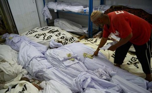 Des corps de Pakistanais morts pendant la canicule, entassés le 23 juin 2015 à la morgue Edhi de Karachi