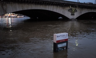 Paris, 2 juin 2016, la Seine est en crue. La Seine a atteint cette nuit 5,5m. Le Zouave a les genoux sous leau, les berges sont fermees, le RER C a larret.//REYNAUDTRISTAN_065817/Credit:TRISTAN REYNAUD/SIPA/1606030718
