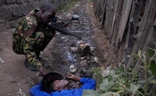 Un Kenyan de 15 ans tué lors des violences ethniques, le 27 janvier 2008 à Nakuru, dans la vallée du Rift