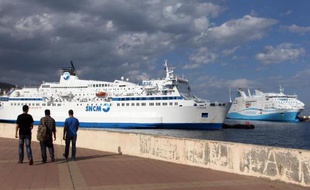 La Société nationale Corse Méditerranée (SNCM) a accusé mercredi les deux autres compagnies, Corsica Ferries et la Méridionale, assurant les liaisons maritimes Corse-continent, de "connivences" et de "jeu trouble" en vue de couler l'opérateur historique.