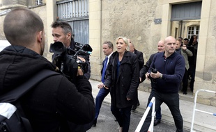Marine Le Pen a quitté la cathédrale de Reims par la porte arrière car des militants criaient «Marine rends l'argent».