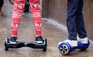 Des enfants utilisent leur hoverboard à Londres, en Grande-Bretagne, le 3 décembre 2015.