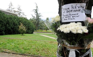 Hommage aux deux victimes d'une rixe mortelle survenue le 28 septembre à Echirolles, près de Grenoble (Isère).