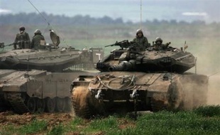 Dans la localité de Jabaliya, des dizaines de blindés israéliens se frayent leur chemin dans les ruelles étroites aux murs criblés de balles. Des hélicoptères tournoient dans le ciel. Les charges artisanales palestiniennes et les roquettes israéliennes explosent.