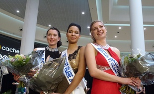 Ketty Favre, Miss Ille-et-Vilaine, entourée de ses deux dauphines, Laurène Fontaine (à gauche) et Maëlle Sourget (à droite).