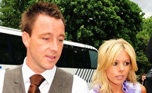 Le joueur de Chelsea et capitaine de l'équipe de football d'Angleterre, John Terry, et sa femme, Toni Poole, lors du mariage de Joe Cole et Carly Zucker, au Royal Hospital de Chelsea, en Grande-Bretagne, le 20 juinn 2009.