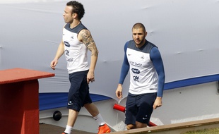 Les joueurs de l'équipe de France Mathieu Valbuena et Karim Benzema, en juin 2014, au Brésil.