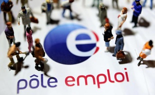 Pôle Emploi sera bientôt informé par les Urssaf des embauches des demandeurs d'emploi, un dispositif qui devrait permettre d'améliorer leur suivi, selon un document de travail présenté mardi lors d'un comité central d'entreprise (CCE).