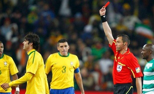 Stéphane Lannoy, seul arbitre français de la coupe du monde, expulse Kaka le 20 juin 2010 lors du match Brésil-Côte d'Ivoire.