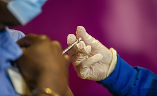 Une étude préliminaire réalisée en Afrique du Sud tend à montrer que les personnes contaminées par le variant sud-africain du nouveau coronavirus possèdent une meilleure immunité face aux autres mutations du virus.