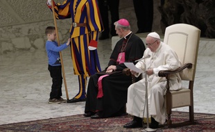 Le petit garçon est monté sur scène pour vérifier si les gardes suisses entourant le pape François étaient bien réels.