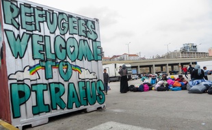 Réfugiés sur le port du Pirée en Grèce, près d'Athènes, le 13 mars 2016.