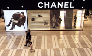 De grands parfumeurs, tel que Chanel, Guerlain ou L'Oréal mais aussi des distributeurs, comme Marionnaud, Nocibé et Sephora, ont été condamnés au total à plus de 40 millions d'euros d'amendes par la cour d'appel de Paris pour entente sur les prix.