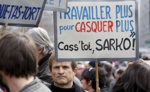 «Travailler plus pour casquer plus... Cass'toi, Sarko»: un slogan lors de la manifestation à Lyon, le 19 mars 2009.