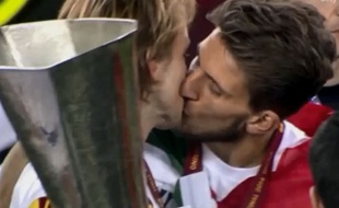 Ivan Rakitic et Daniel Carriço s'embrassent après la victoire du FC Séville en finale de la Ligue Europa le 14 mai 2014.
