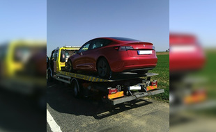 La Tesla de l'automobiliste est repartie sur un plateau.