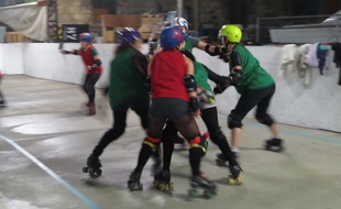La jammeuse (en rouge) doit dépasser le « pack » de bloqueuses (en vert) pour marquer des points.