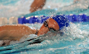 Camille Muffat a battu en 1 min 55 sec 40/100e le record de France du 200 m nage libre, détenu jusque-là par Laure Manaudou, en demi-finale des Championnats de France, mardi à Dunkerque.