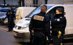 Le cadavre d'une femme dans une valise et des ossements dans une autre ont été retrouvés mardi à l'intérieur d'une camionnette à Clichy-la-Garenne (Hauts-de-Seine), a-t-on appris de source proche du dossier.