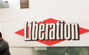 La rédaction de Charlie Hebdo a été reçue mercredi après-midi dans les locaux de Libération après l'incendie criminel de leur siège parisien, pour discuter de leur installation temporaire dans ces murs et des moyens à mettre en oeuvre pour que l'hebdo paraisse la semaine prochaine.