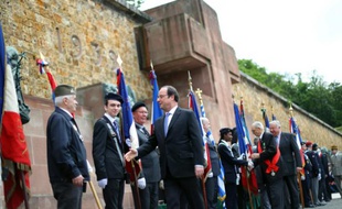 Le président François Hollande salue des anciens résistants lors d'une cérémonie pour l'appel du général de Gaulle le 18 juin 2016