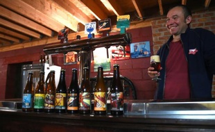 Bernard Leboucq, un brasseur de la "Brasserie de la Senne" à Bruxelles, déguste une bière le 23 octobre 2015
