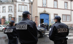 Strasbourg le 17 05 2013. Présence policière devant les lycées de Strasbourg suite a une menace sur internet