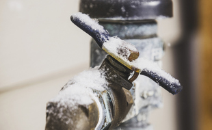 L'eau gelée peut faire éclater vos canalisations et robinets.