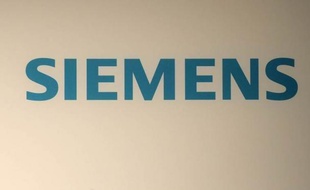 Le fabricant allemand de trains et de turbines Siemens a subi au premier trimestre de son exercice 2011/2012 les effets d'un ralentissement de la conjoncture et de retards dans plusieurs projets, et vu bénéfices et entrées de commandes reculer, selon des chiffres publiés mardi.