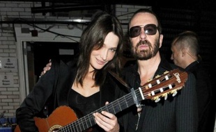 Carla Bruni-Sarkozy dans les coulisses du Radio City Hall, avec Dave Stewart le 18 juillet 2009 à New York