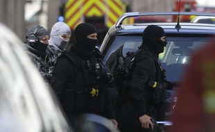 Des tireurs d'élite arrivent à Marseille, après l'interpellation de deux hommes soupçonnés de projeter un attentat, le 18 avril 2017.