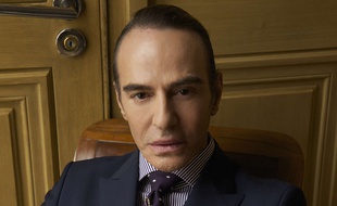 John Galliano pose pour Patrick Demarchelier pour l'annonce de son arrivée chez Margiela le 6 octobre 2014.