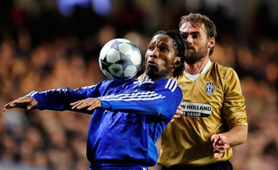 Il n'y a pas de colle sur le maillot de Didier Drogba, mais c'est tout comme. L'Ivoirien n'avait plus marqué à Stamford Bridge depuis deux mois. Son but permet à Chelsea de punir la Juventus (1-0).