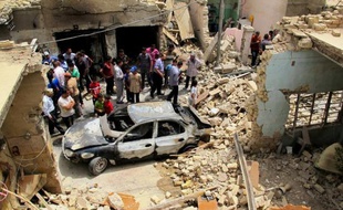 Vingt personnes ont été tuées et plus de 100 blessées jeudi dans des attentats en Irak, dernier épisode de la violence qui s'est intensifiée en juin dans ce pays en proie à une grave crise politique.