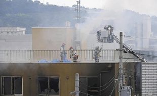 Les pompiers interviennent pour éteindre l'incendie du studio Kyoto Animation, à Kyoto, le 18 juillet 2019.