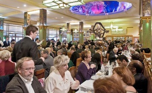Quarante-neuf jeunes apprentis ont investi la Coupole et ont dû gérer leur stress lors des coups de feu du grand restaurant parisien.