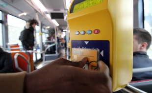 Illustration d'une validation de carte de transport, ici sur le réseau Korrigo de Keolis, à Rennes.