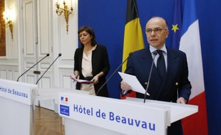 Les ministres belge Joelle Milquet et français Bernard Cazeneuve de l'Intérieur le 1e juin 20104 lors d'une conférence de presse place Beauvau à Paris
