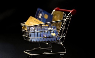 Des cartes de crédit dans un chariot miniature