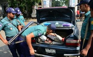 Des policiers à l'oeuvre à Dacca, au Bangladesh, le 5 mai 2016
