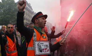 Des cheminots défilent contre la réforme ferroviaire le 14 mai à Paris.