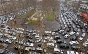 Des milliers de taxis ont manifesté mercredi à Paris et dans de nombreuses villes pour protester contre "la déréglementation de leur profession", que préconise selon eux le rapport de la Commission Attali sur la croissance.